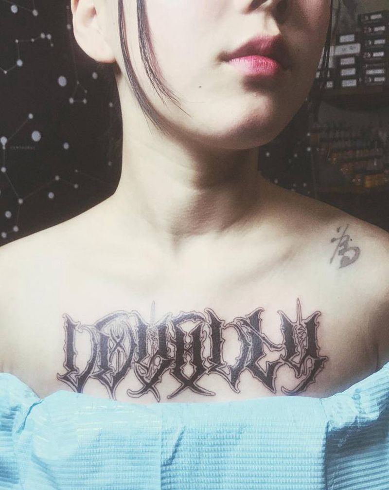 花体字纹身图片_胸部花体字纹身图案