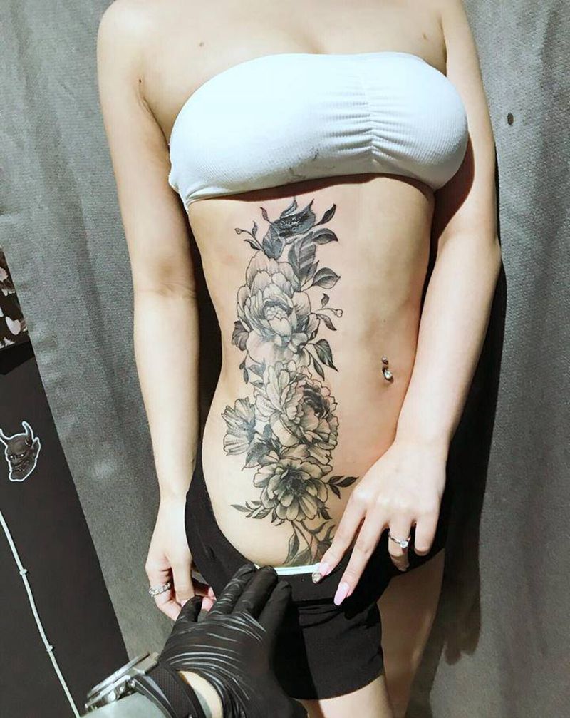 素花遮盖纹身图片_腰部点刺纹身图案