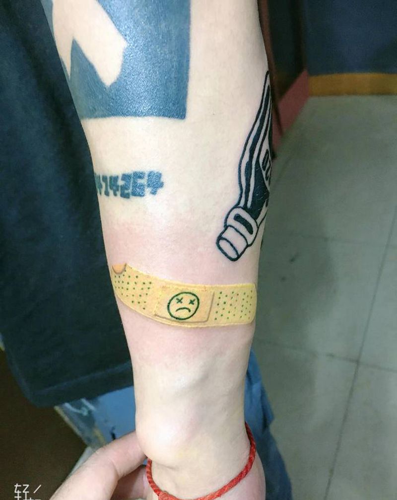 小清新纹身图片_手臂欧美写实水彩创可贴纹身图案