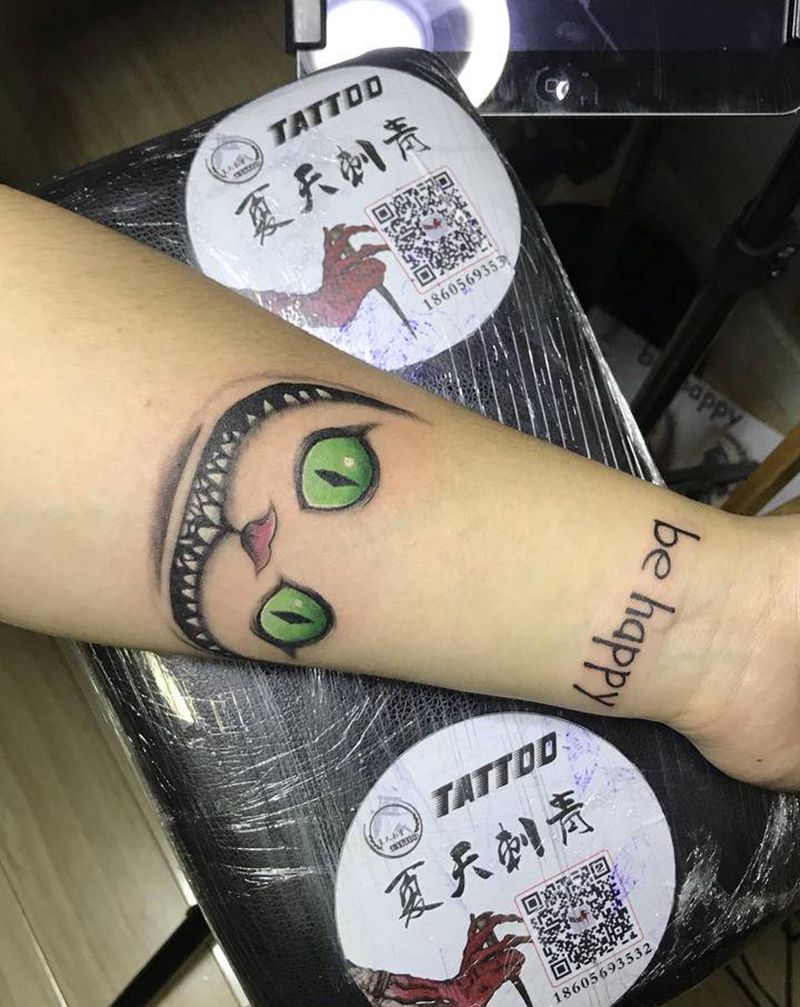 龇牙咧嘴的绿眼