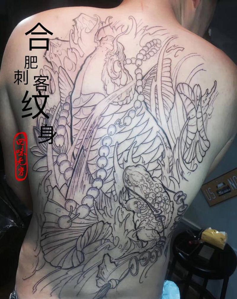 满背鱼纹身图片_背部纹身图案