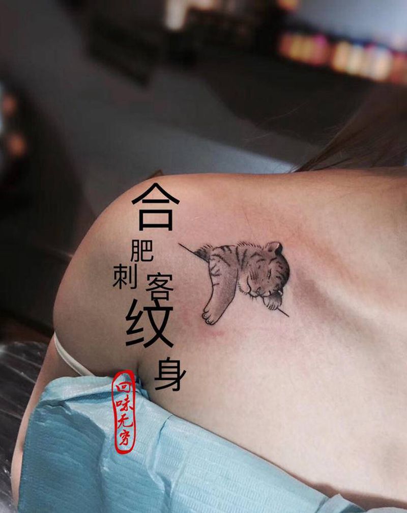 锁骨小老虎纹身图片_肩部纹身图案