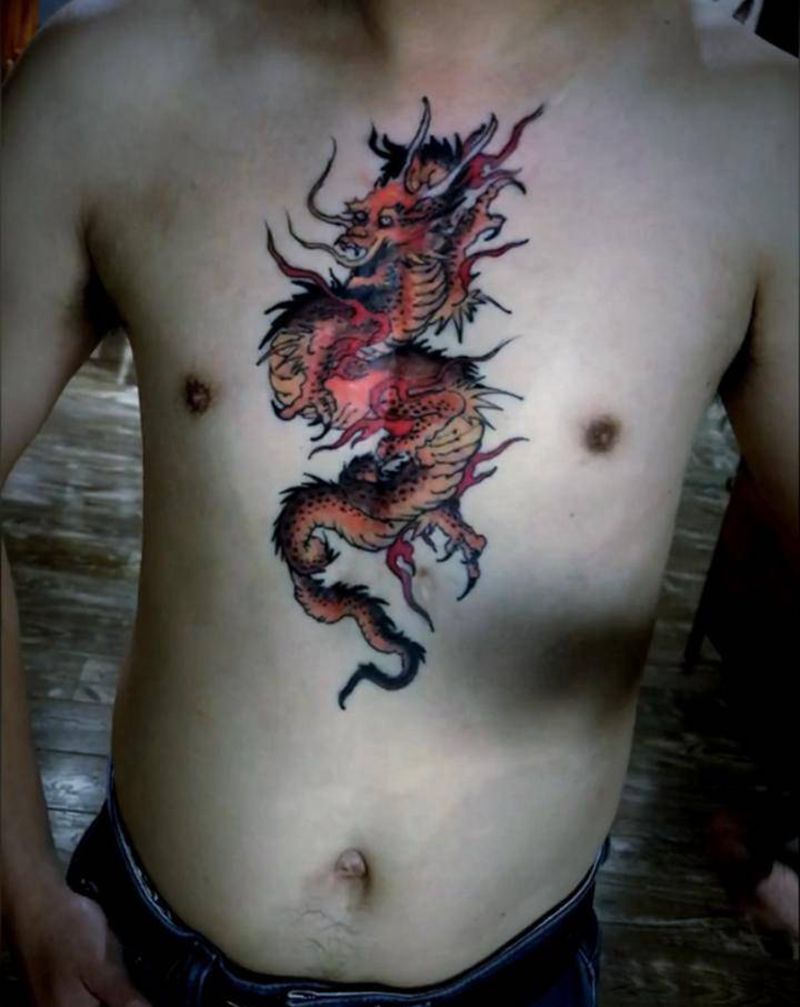 小龙纹身图片_胸部老传统纹身图案