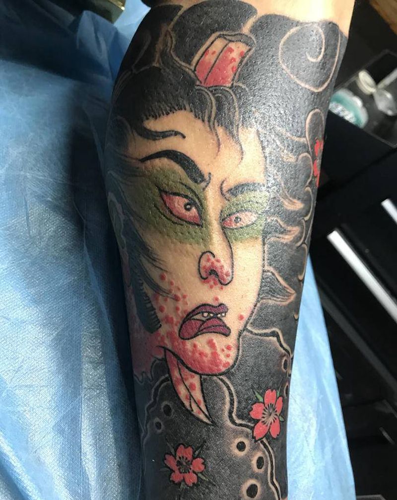 生首纹身图片_腿部老传统纹身图案