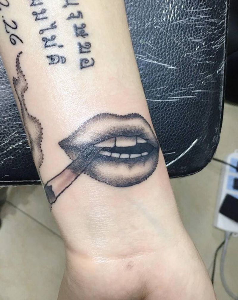 嘴唇纹身图片_手臂点刺纹身图案
