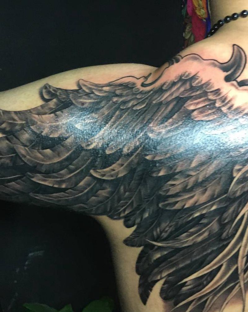 翅膀纹身图片_背部欧美写实纹身图案