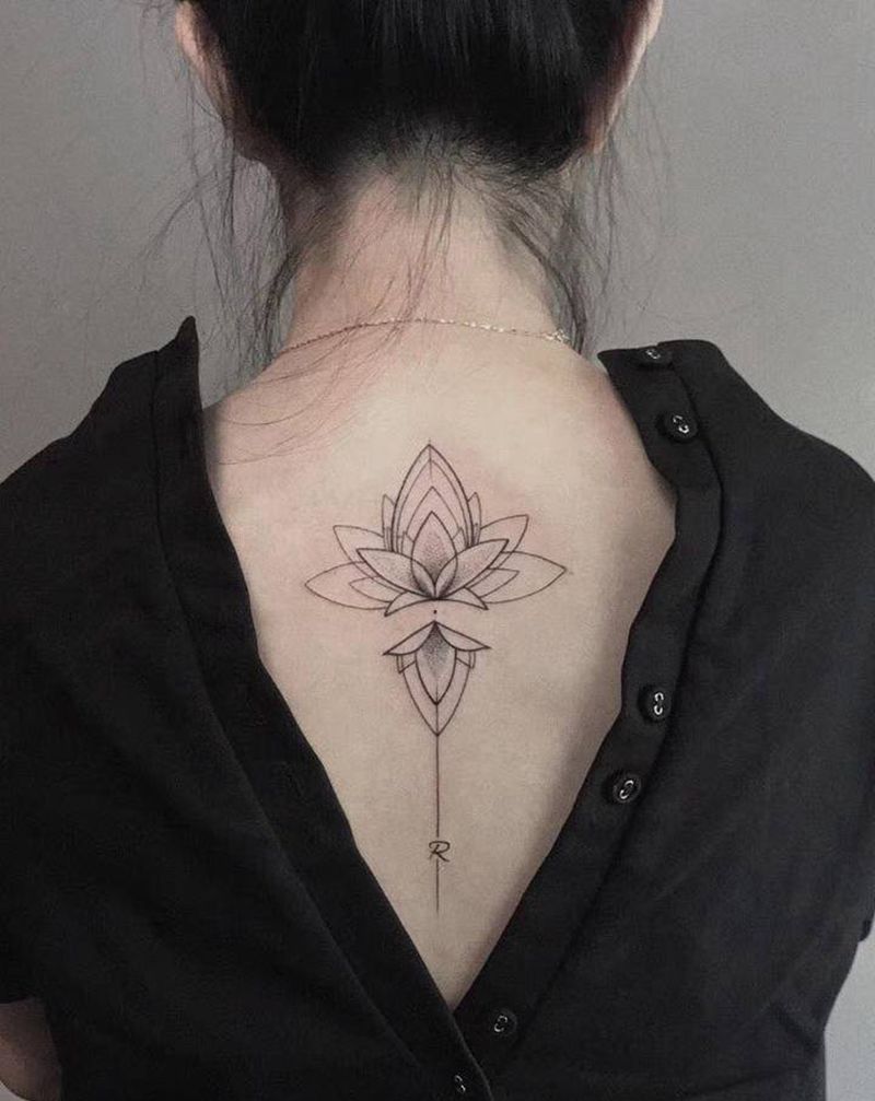 几何莲花纹身图片_背部几何纹身图案