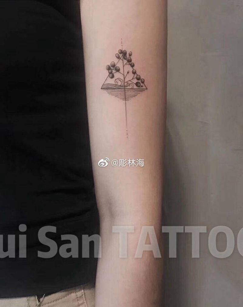 手臂纹身图片_手部手臂点刺几何小清新纹身图案