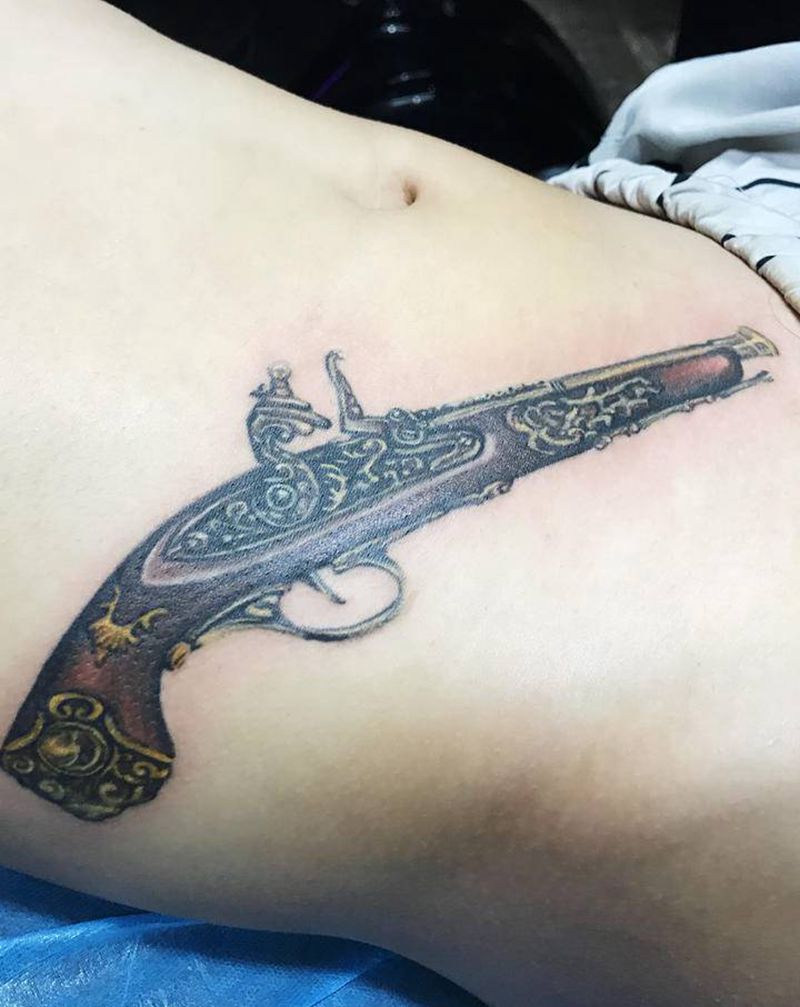 复古枪纹身图片_腹部欧美写实纹身图案