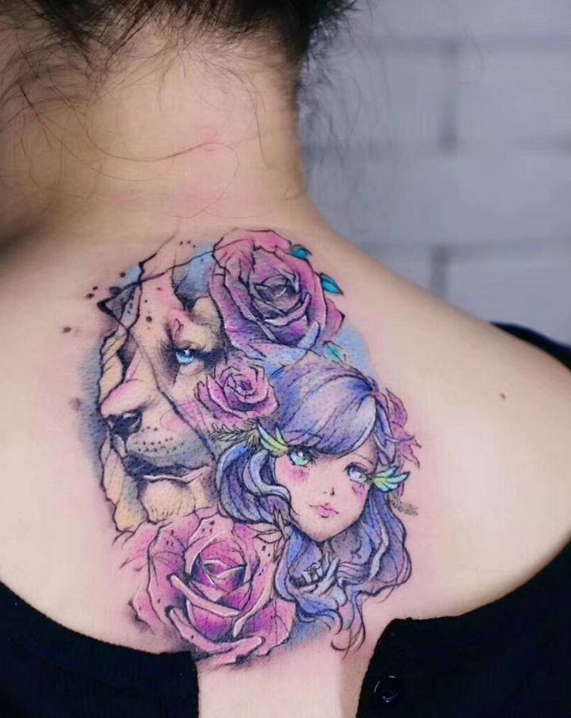 特别定制·狮子座女孩·遮盖纹身图片_颈部背部水彩狮子座女孩遮盖纹身图案