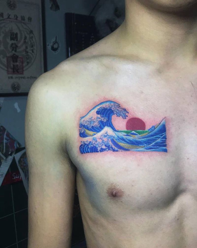 神奈川冲浪里纹身图片_胸部纹身图案