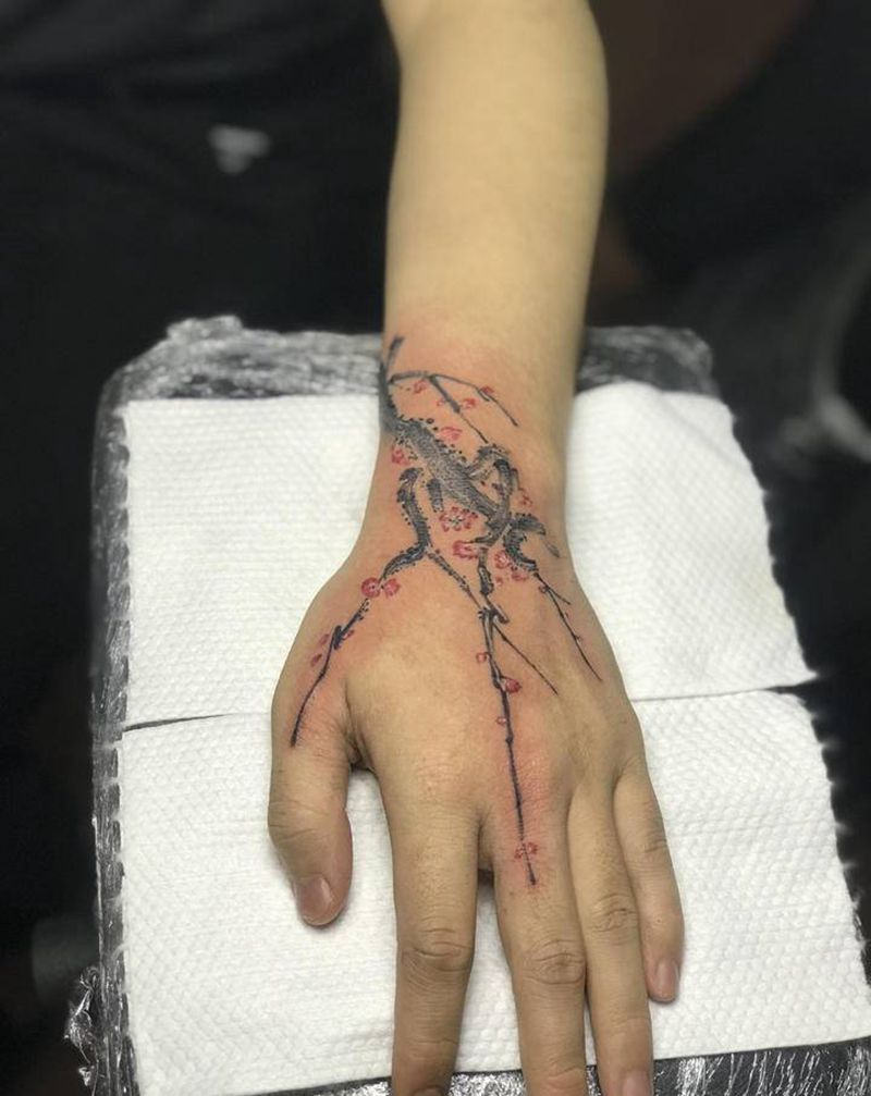 手背花纹身图片_手部点刺水墨花，梅花纹身图案