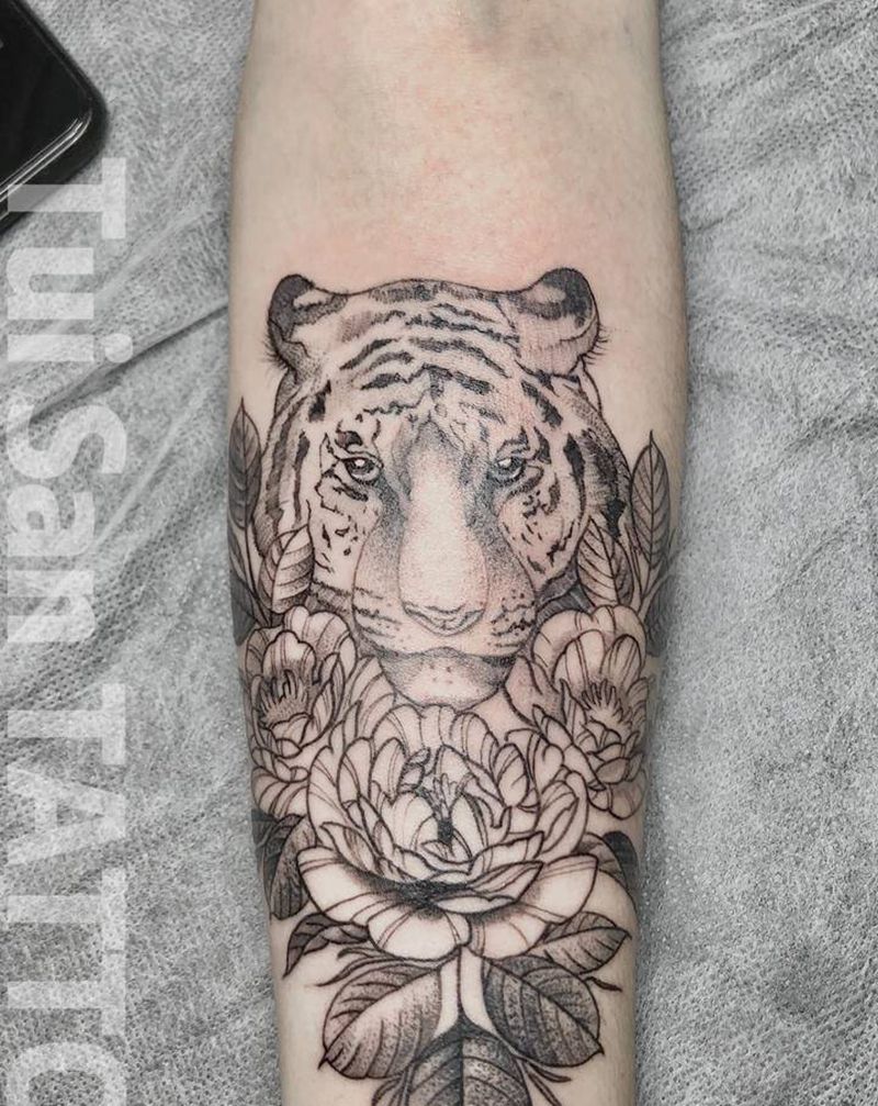 有虎纹身图片_手臂手部点刺水墨纹身图案