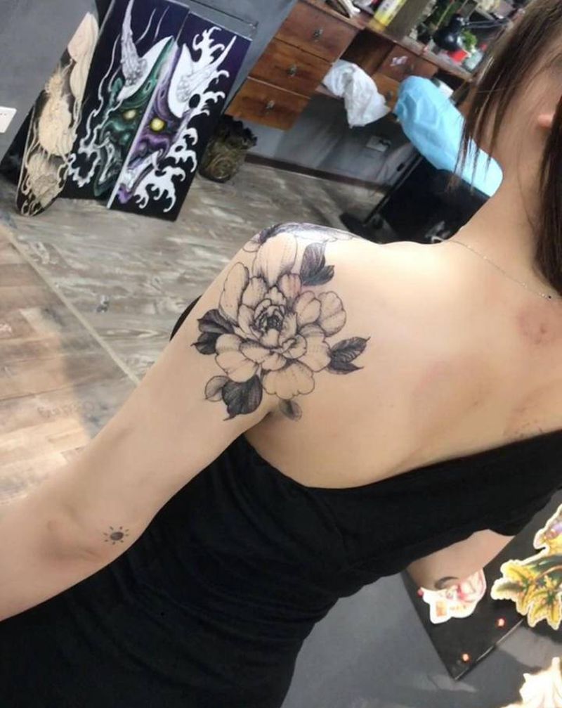 素花纹身图片_肩部点刺纹身图案