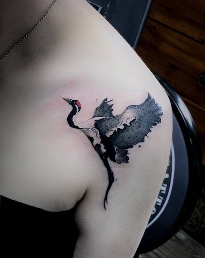 鹤纹身图片_肩部水墨纹身图案