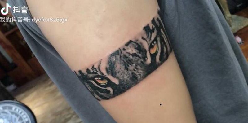 老虎纹身图片_手臂欧美写实纹身图案