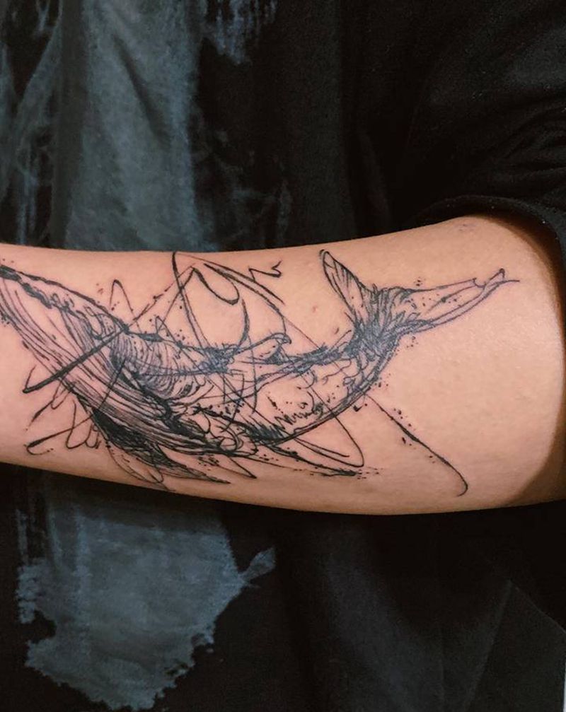 鲸纹身图片_手臂素描线条纹身图案