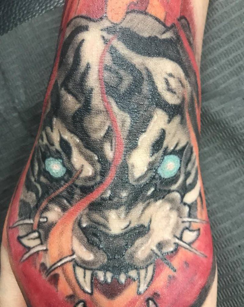 老虎纹身图片_手部欧美写实纹身图案