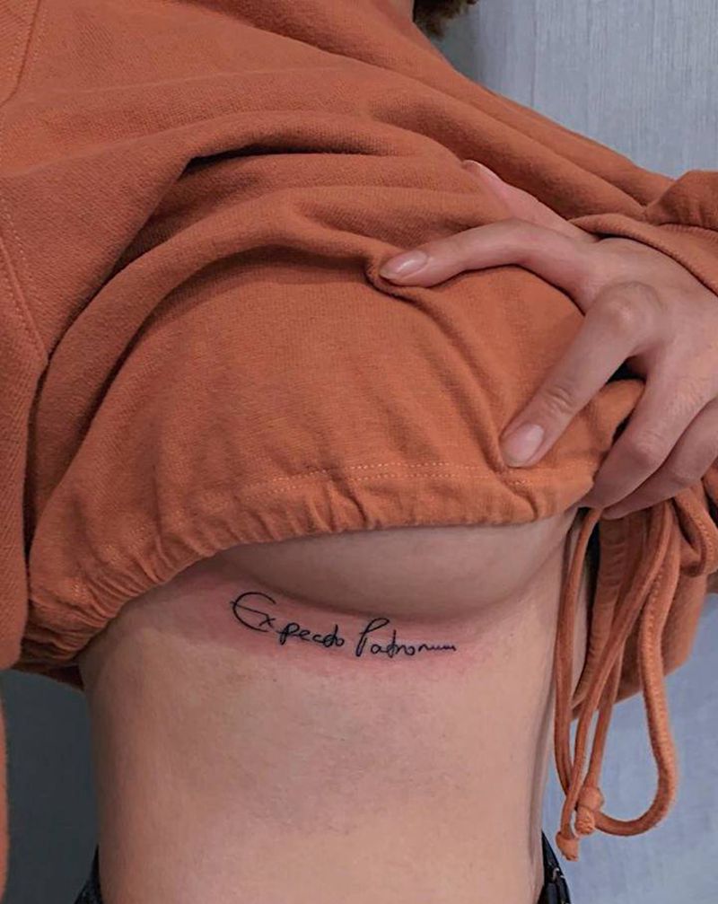 胸下纹身纹身图片_胸部纹身图案