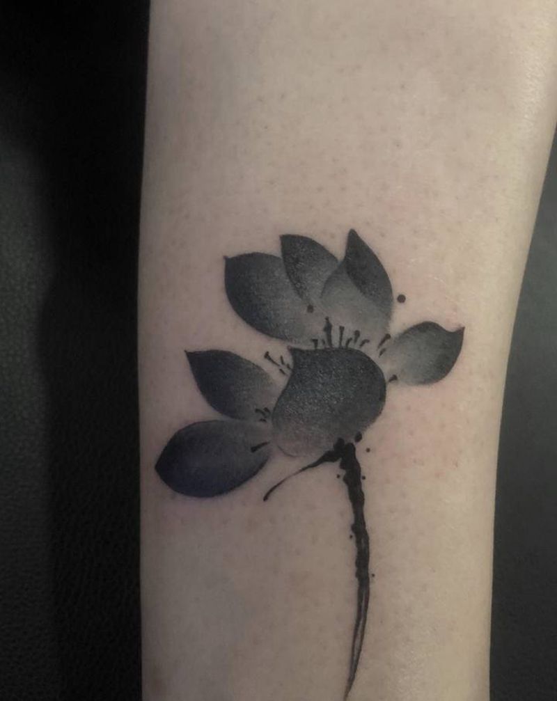 荷花纹身图片_腿部纹身图案