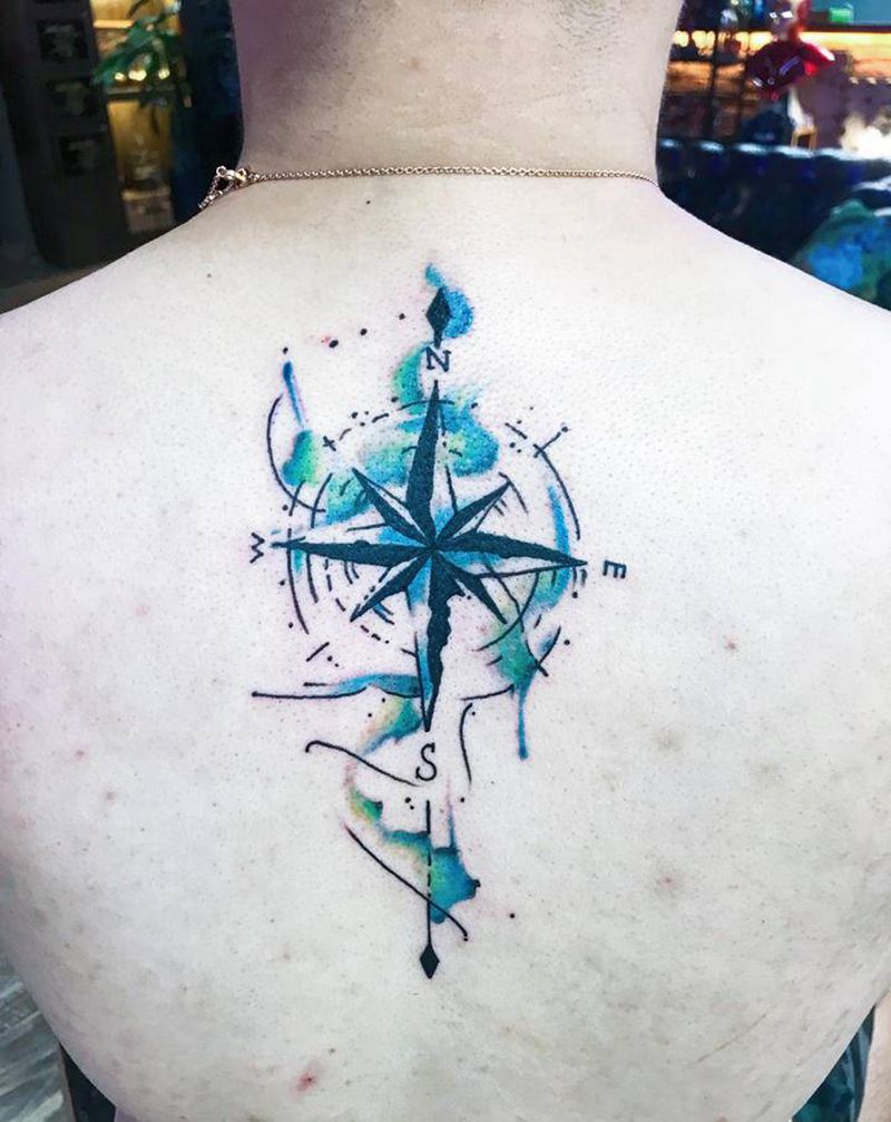 指北针纹身图片_背部水彩纹身图案