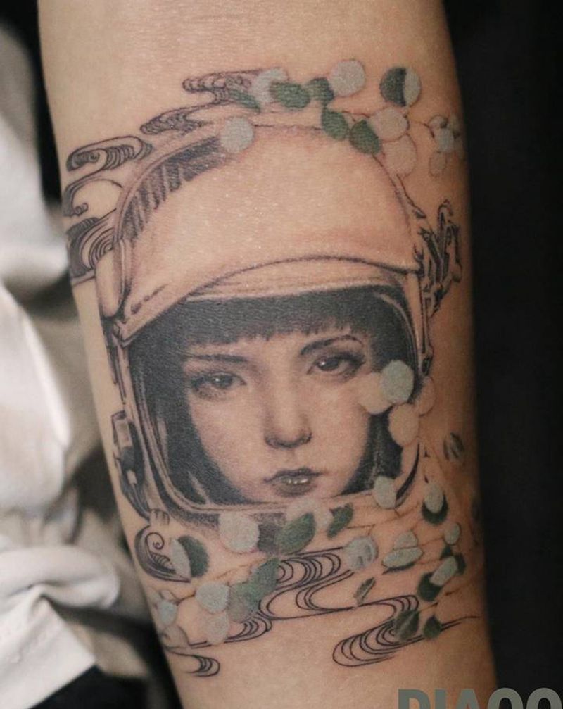 一纹身图片_手臂欧美写实宇航员写实美女纹身图案