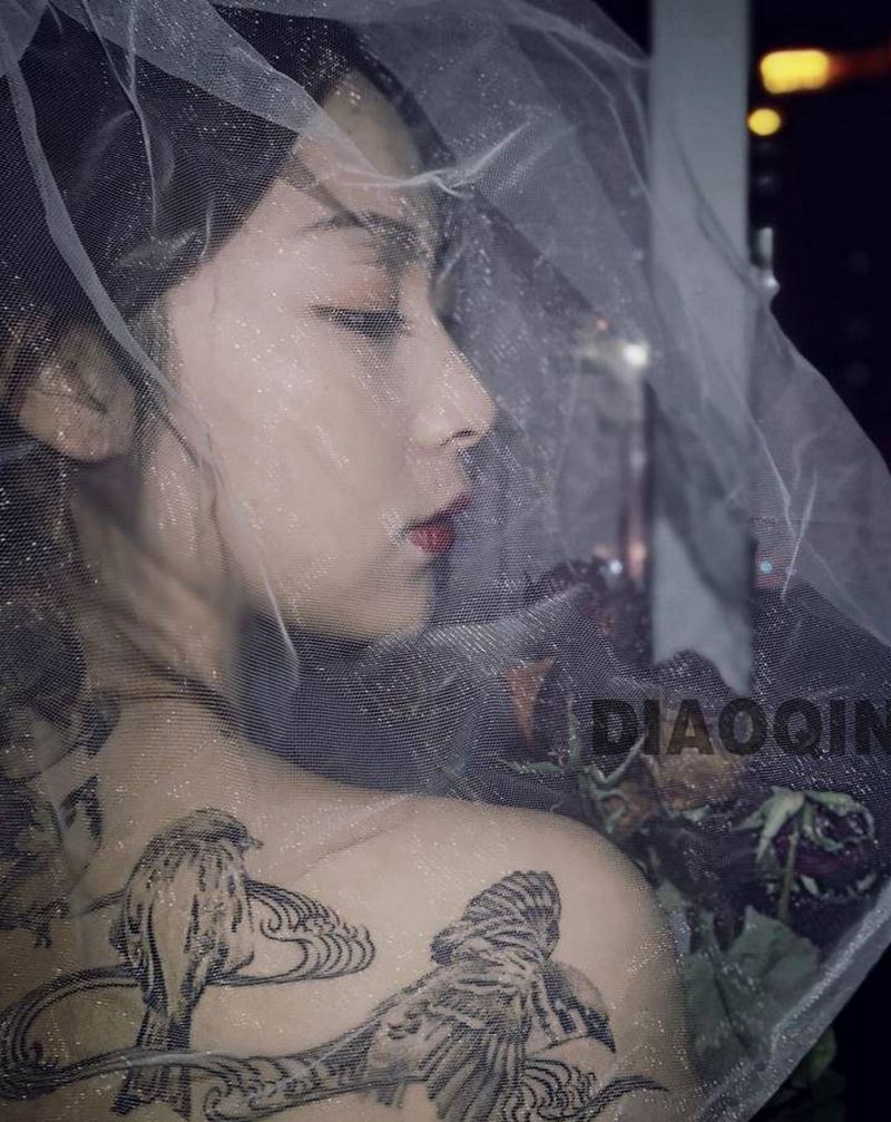 一纹身图片_背部肩部欧美写实新传统鸟云写实纹身图案