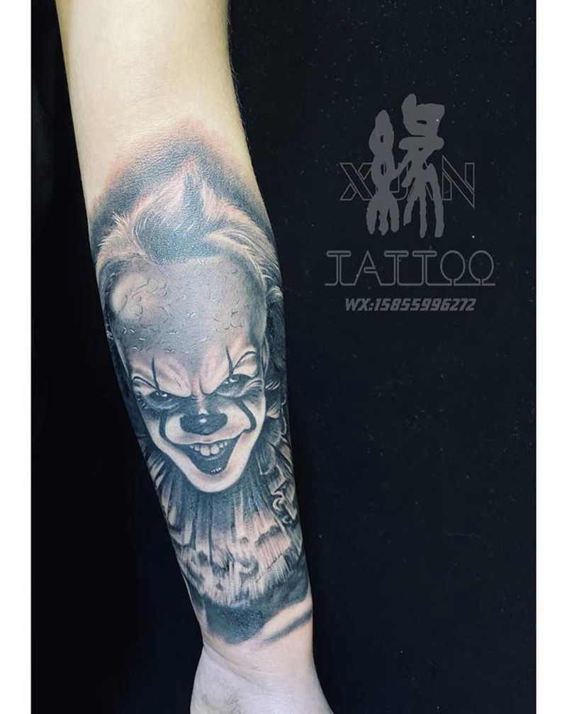 小丑纹身图片_手臂欧美写实小丑纹身图案