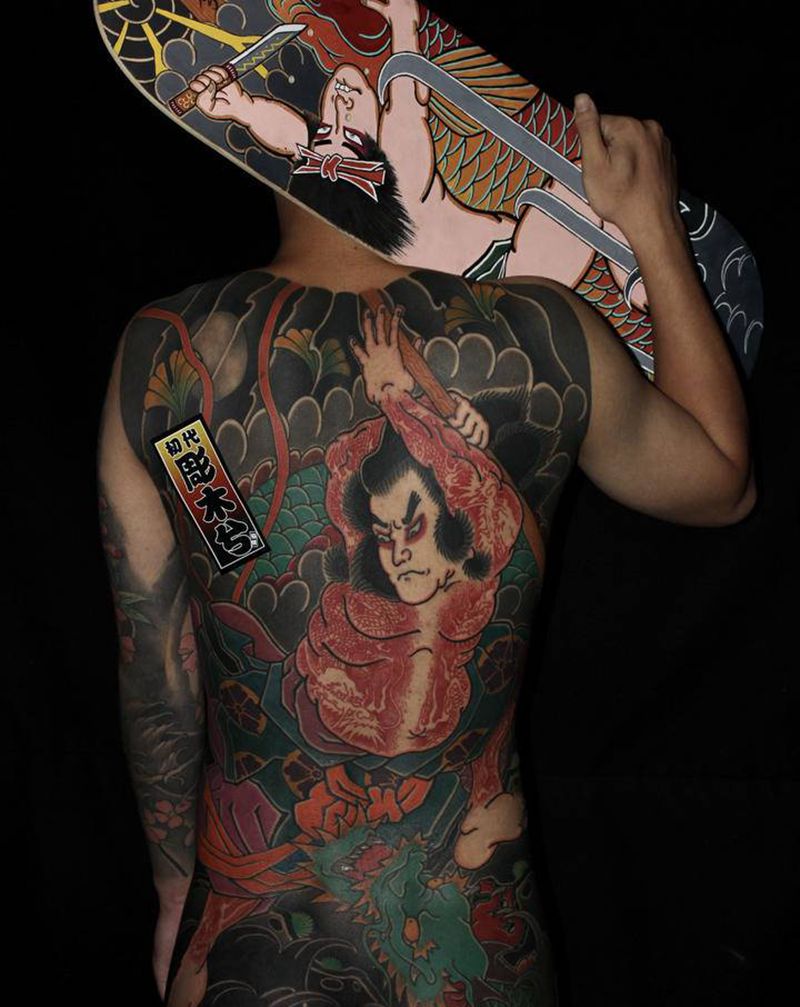 九纹龙纹身图片_背部老传统纹身图案