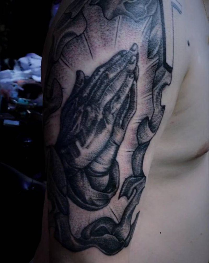 祈祷之手纹身图片_手臂点刺纹身图案