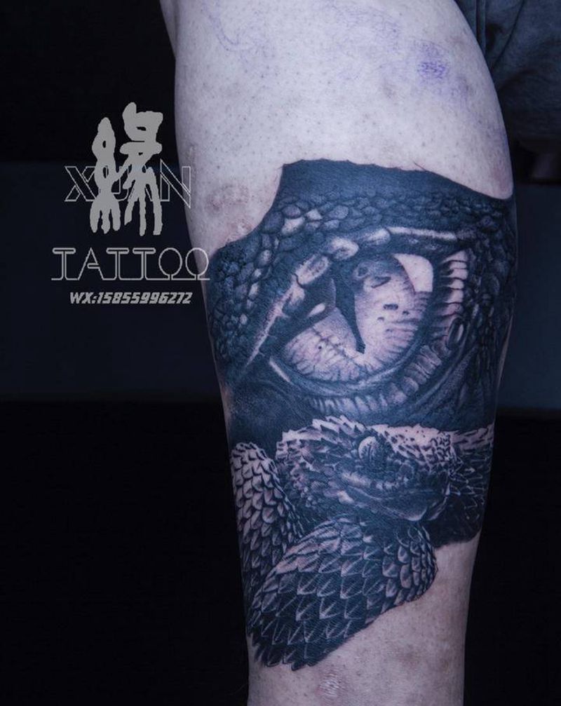 蛇眼纹身图片_腿部脚部欧美写实蛇眼睛龙纹身图案