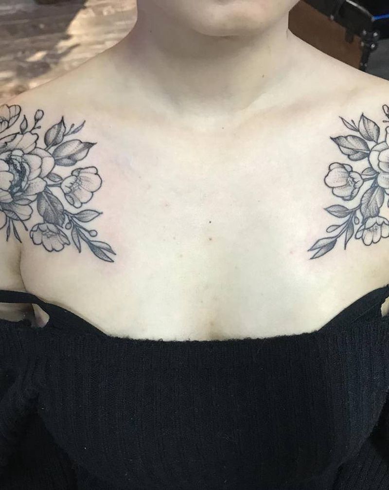 素花纹身图片_肩部点刺纹身图案