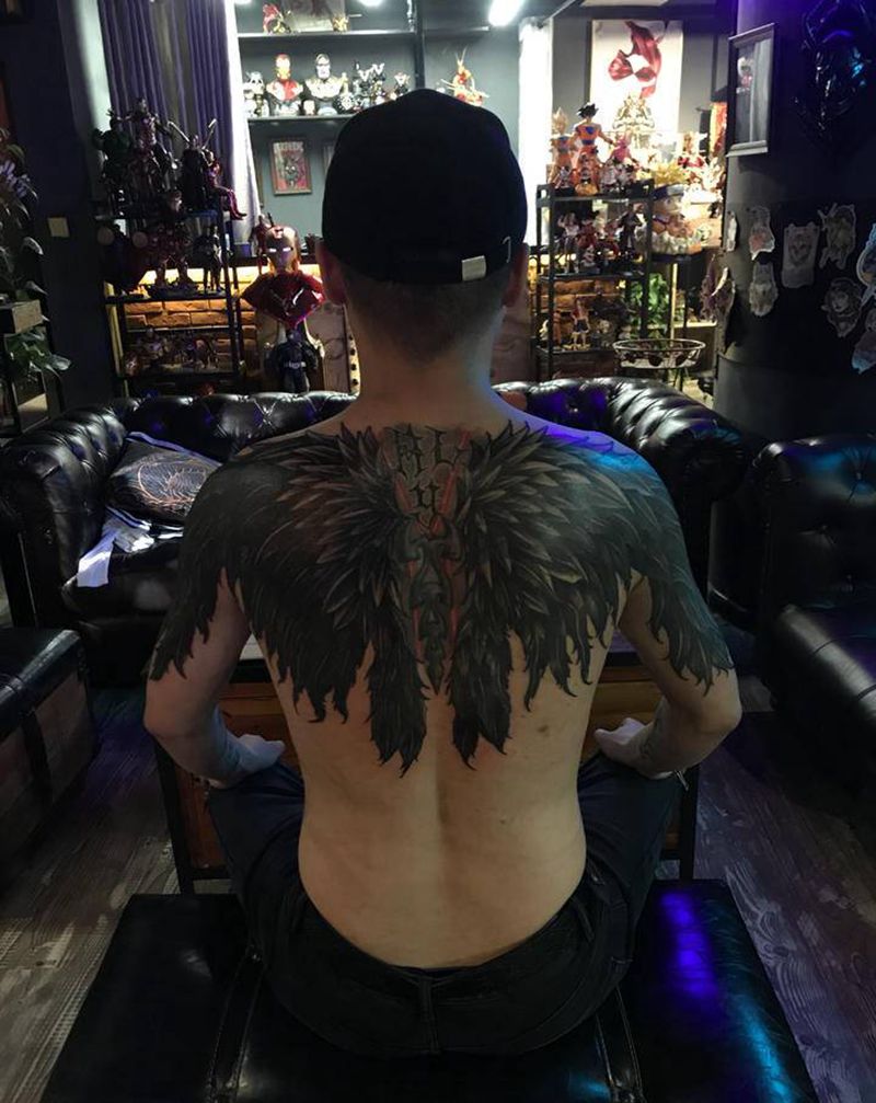 翅膀纹身图片_肩部纹身图案