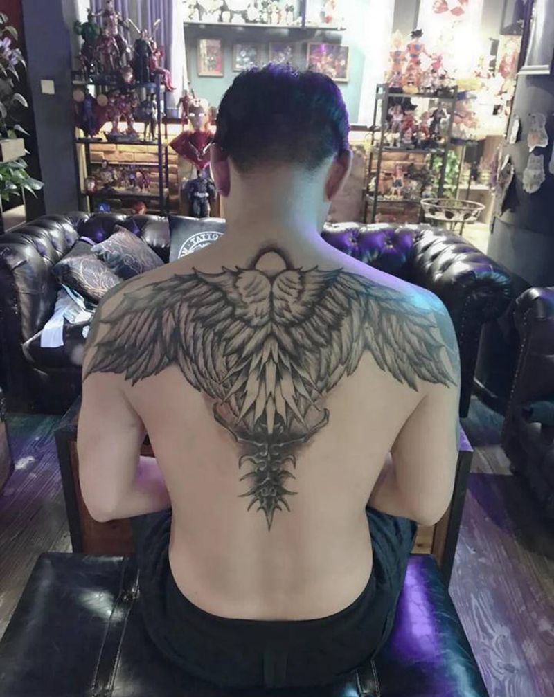 翅膀纹身图片_背部点刺纹身图案
