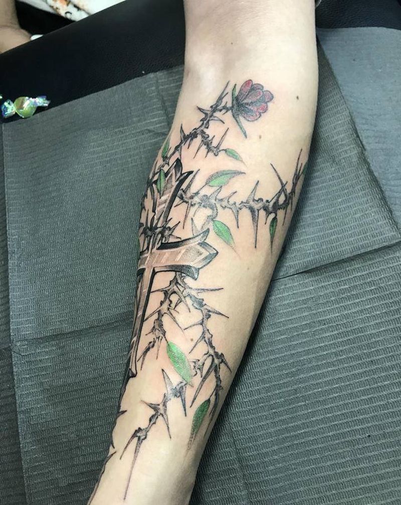 荆棘十字架纹身图片_手臂点刺纹身图案