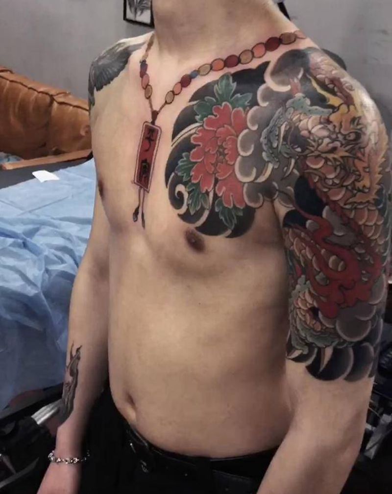牡丹龙半甲纹身图片_手臂胸部老传统纹身图案