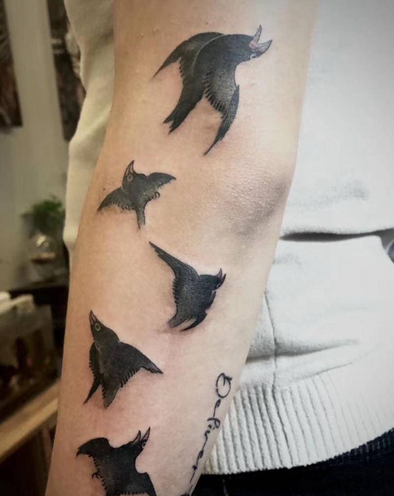 一群乌鸦纹身图片_手臂纹身图案