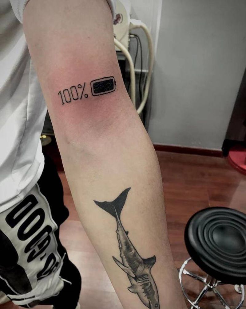 鲨鱼与电量满满纹身图片_手臂纹身图案