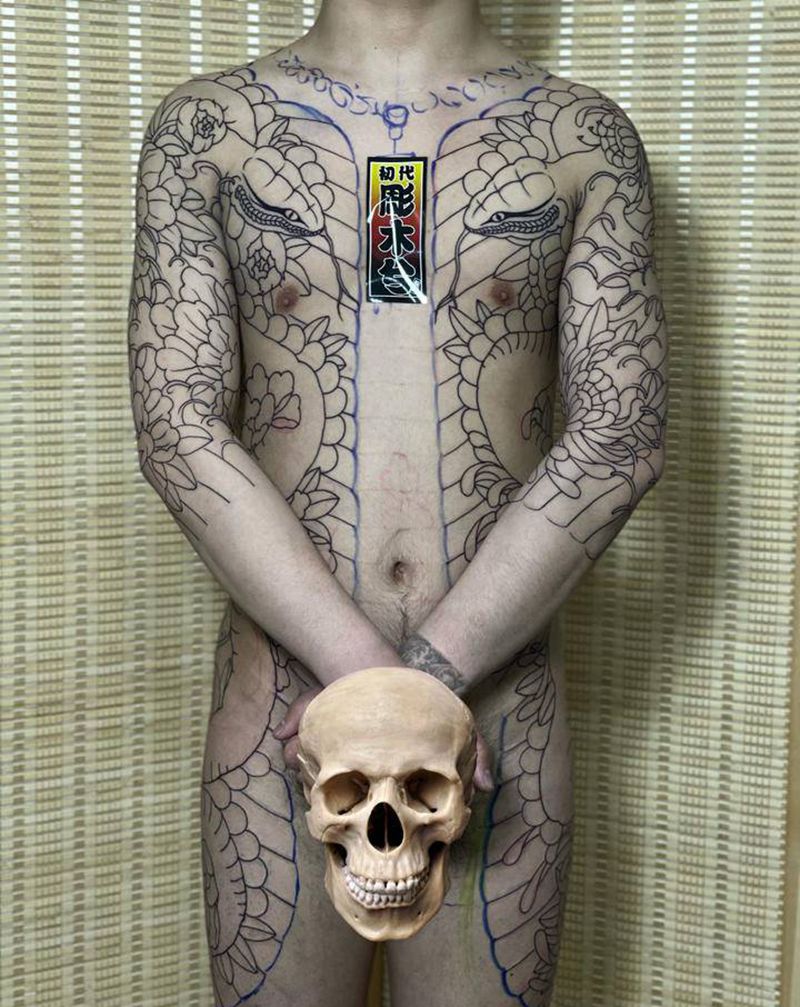 即兴纹身图片_手部胸部老传统纹身图案