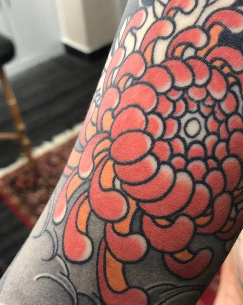 菊花纹身图片_手臂老传统纹身图案