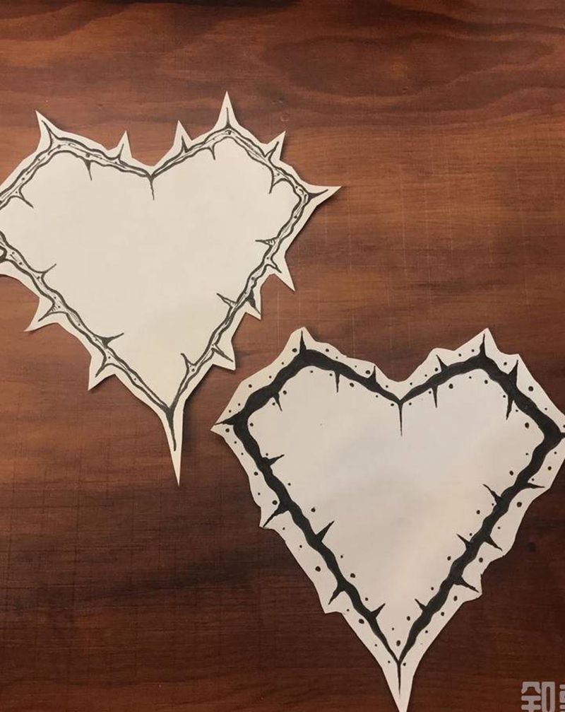 荆棘爱心纹身图片_肩部胸部New School荆棘 爱心纹身图案