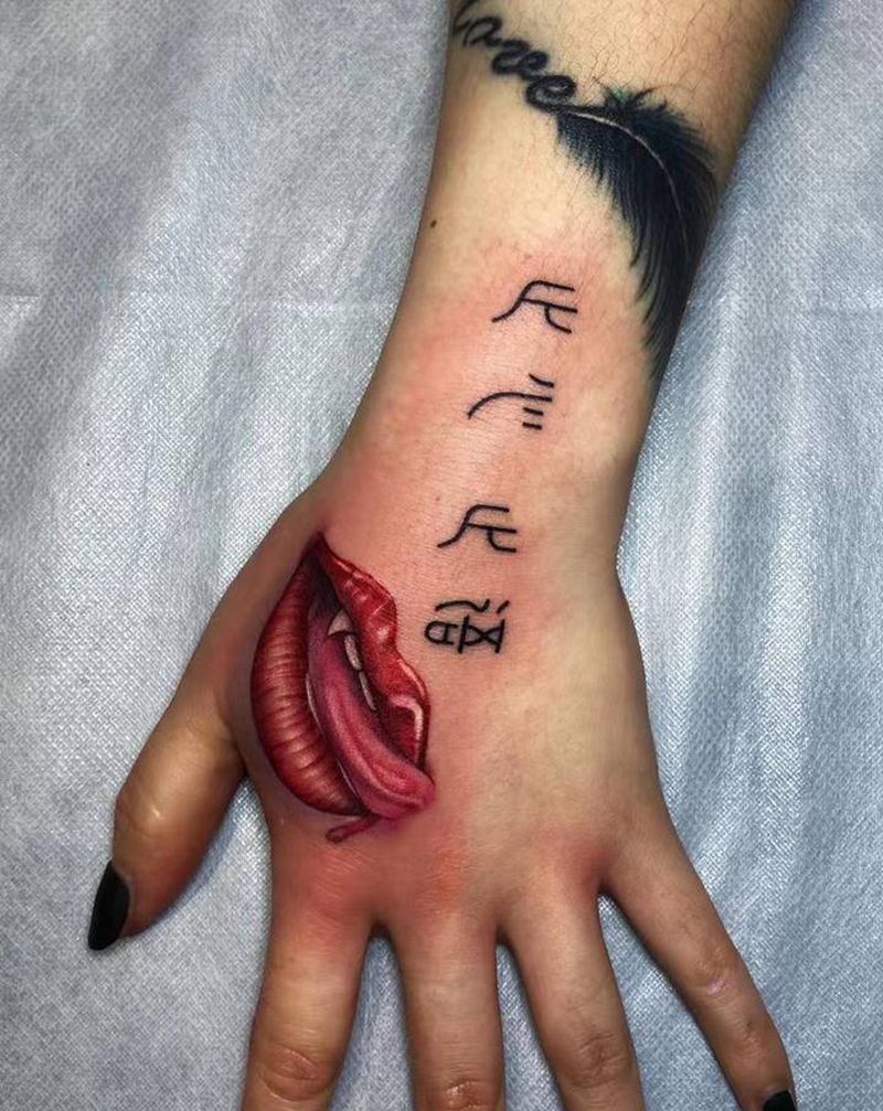 唇纹身图片_欧美写实水彩纹身图案