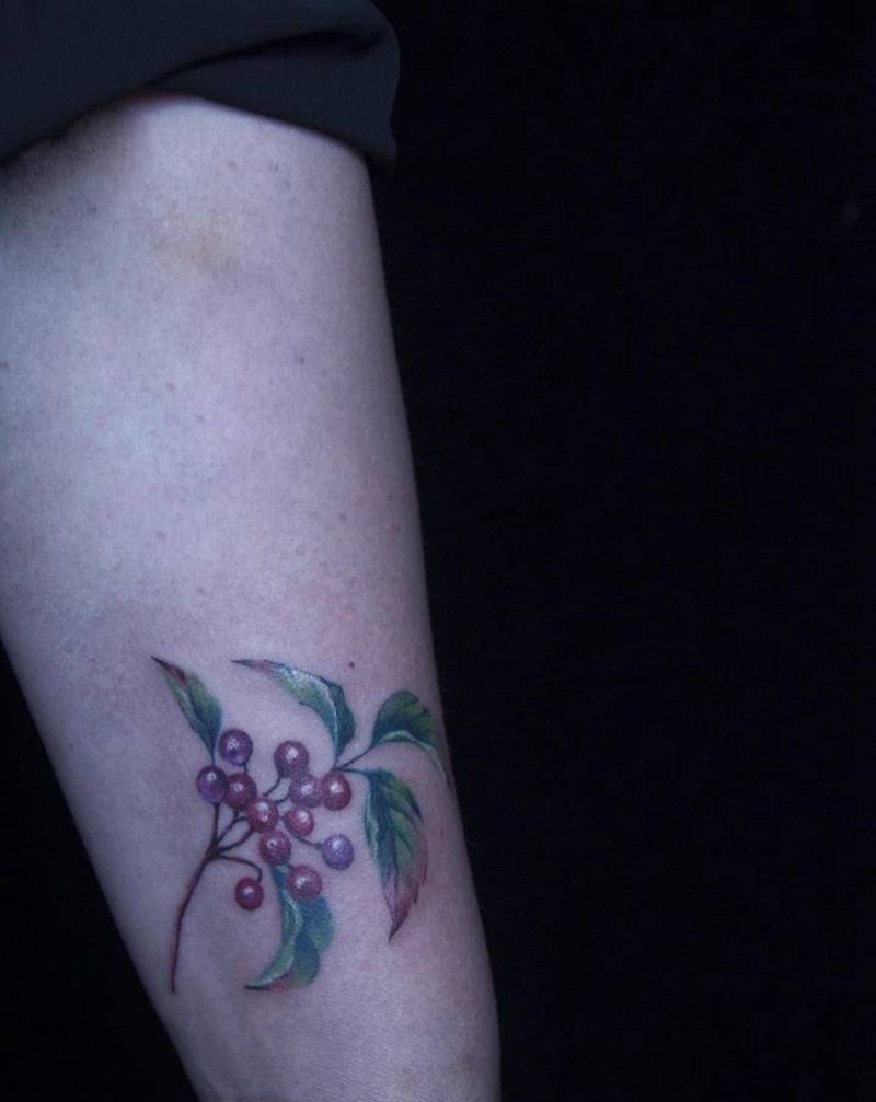 写实小图纹身图片_手部欧美写实.花纹身图案