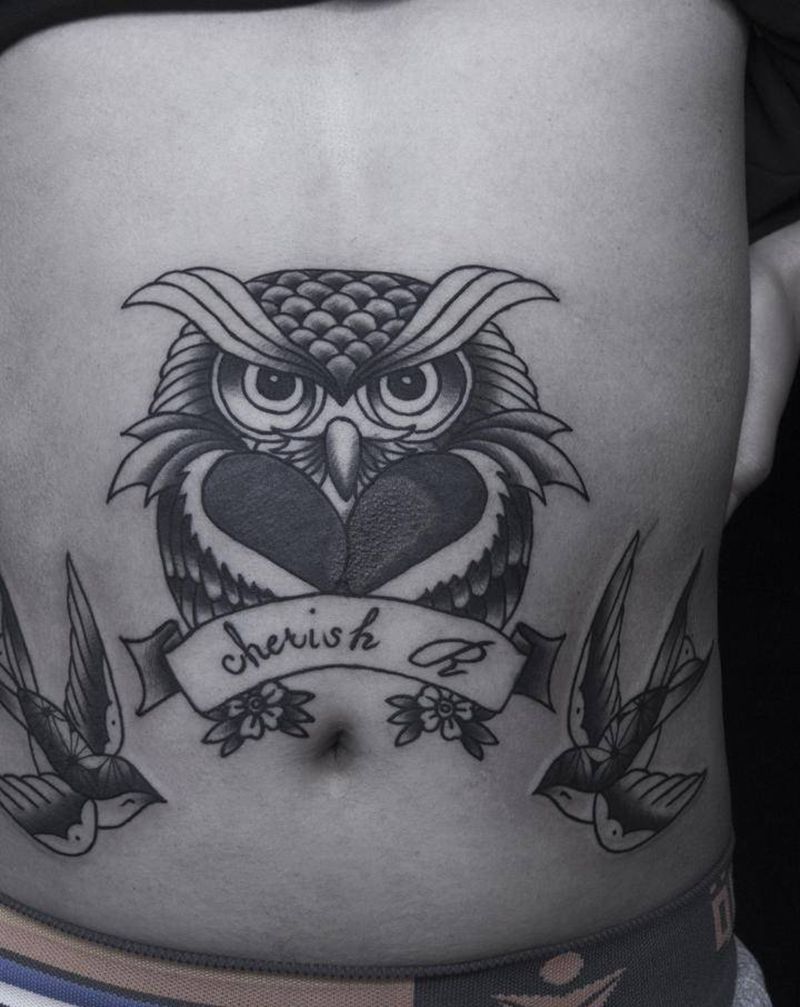 黑灰底下次上彩纹身图片_胸部腹部Old School猫头鹰纹身图案