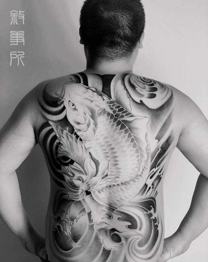 锦鲤满背纹身图片_背部老传统锦鲤纹身图案