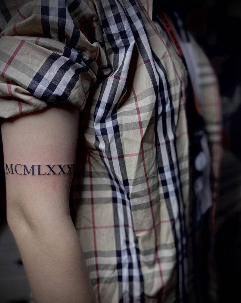 罗马数字臂环纹身图片_手臂纹身图案
