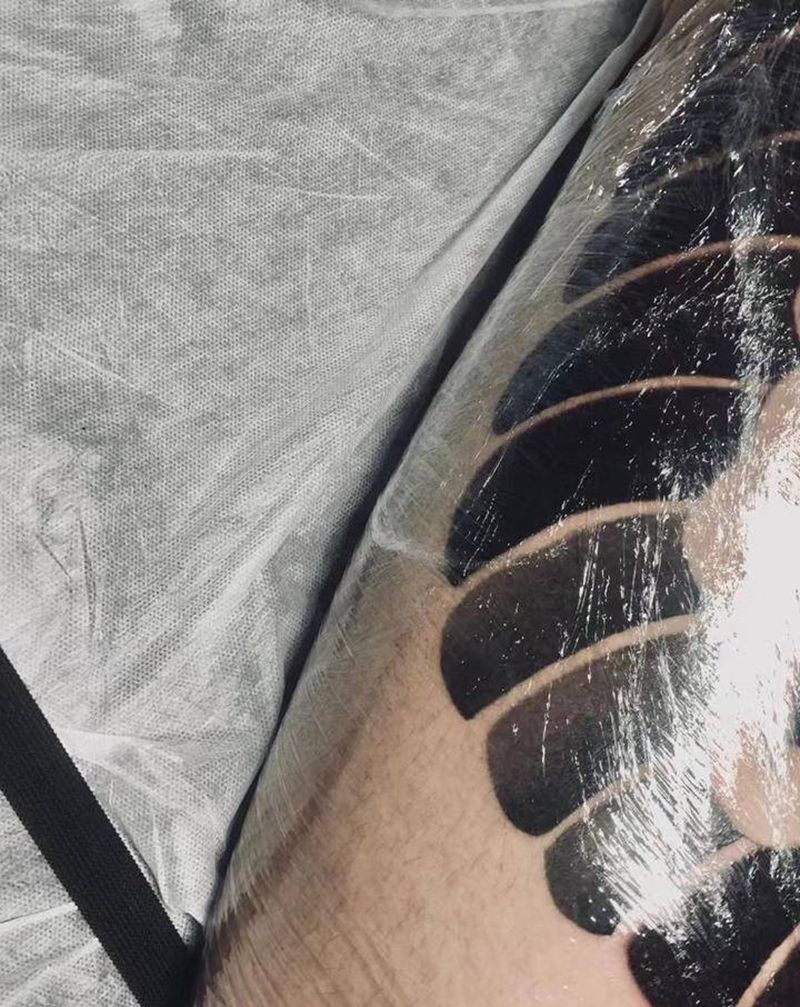 大腿板雾.线条非本人纹身图片_腿部老传统纹身图案