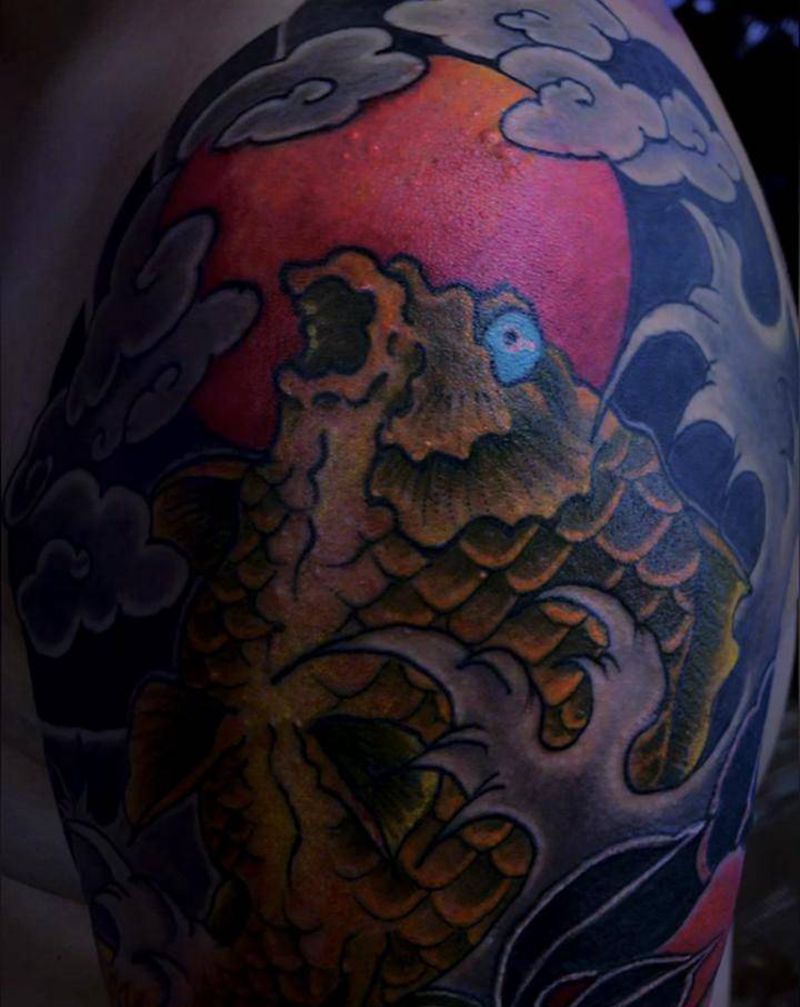 鱼纹身图片_手臂老传统纹身图案