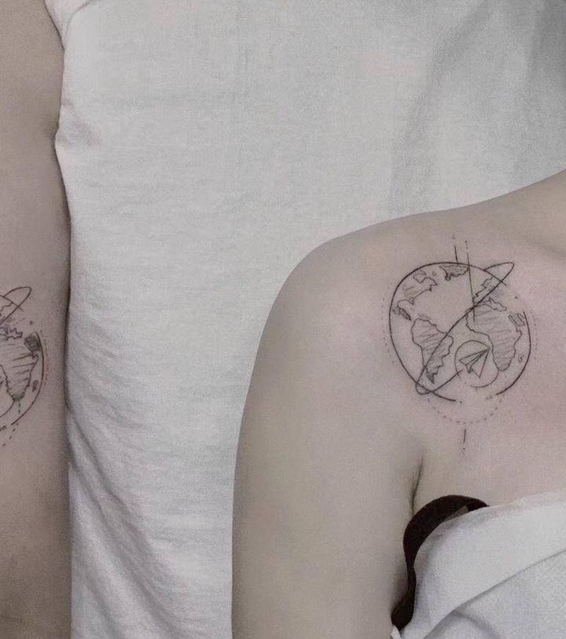 情侣纹身纹身图片_胸部地球 旅行纹身图案