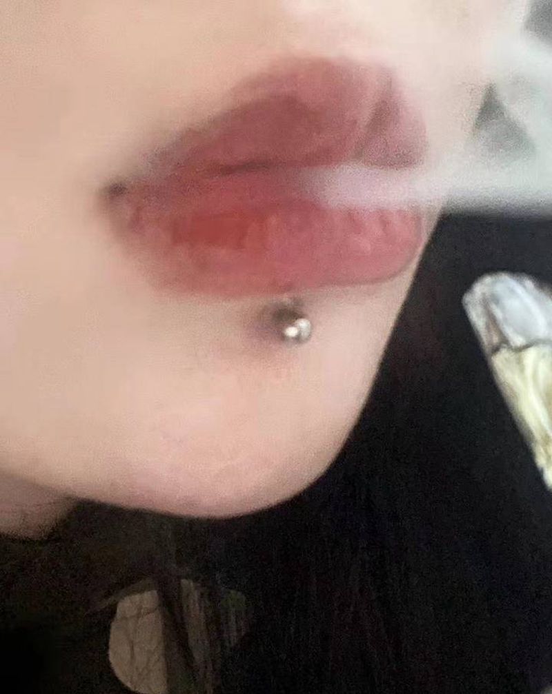 唇钉穿刺纹身图片_穿孔 唇钉纹身图案